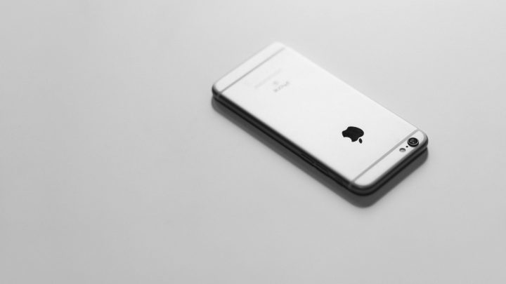 Pęknięta szybka do iPhone 8 – jak wygląda wymiana?